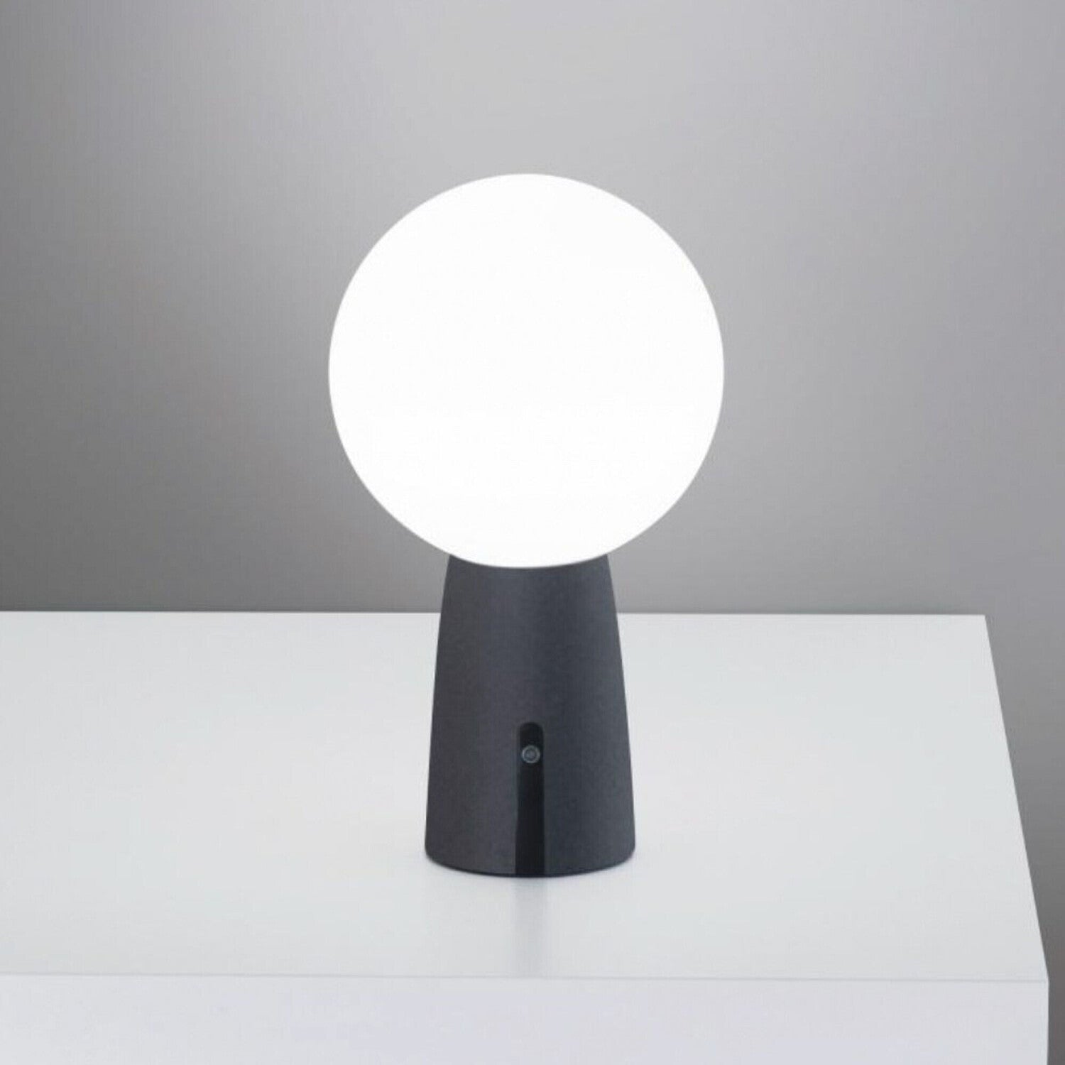 Arbeiten im Home Office mit Stil: Entdecken Sie die vielseitige Zafferano  Poldina LED-Tischlampe – 123HomeOffice